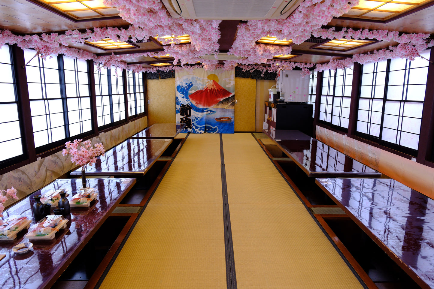 東京湾クルーズ（日本ショーとすき焼き付き、ビールオプション付き）